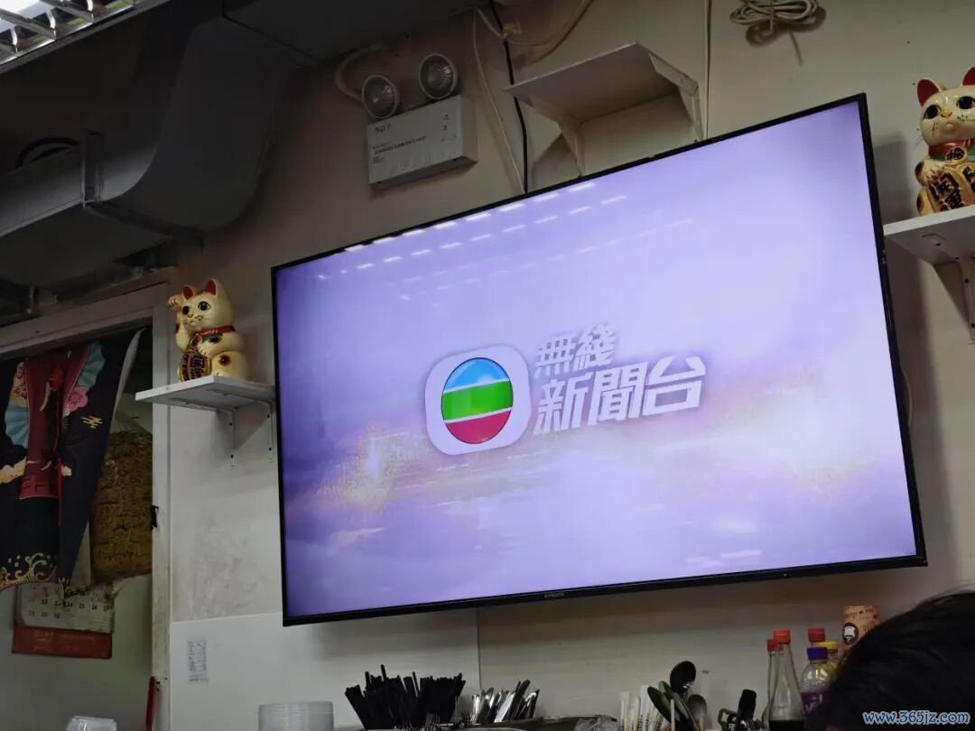 香港好多群众电视屏幕会播放TVB节目，这是一家茶餐厅正在播放无线新闻台。
