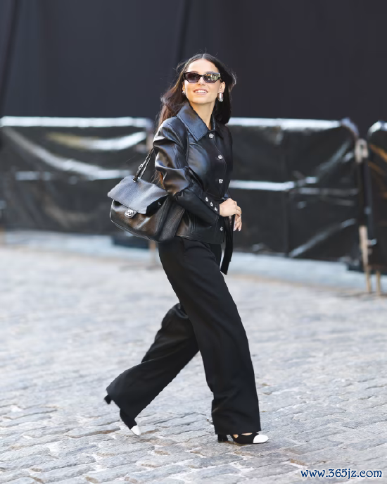 女演员英德・纳瓦雷特身着玄色皮夹克、黑长裤、墨镜，手提香奈儿手袋出镜。香奈儿近期大刀阔斧新生手袋家具线，市集反响强烈。